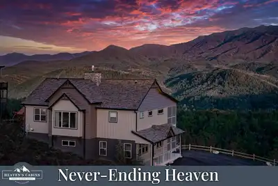 Image de Incredible Luxury Cabin! Endless Views! Covered Decks, Fire Places, Playground!