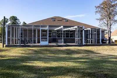 Image de Enjoy this waterfront home with a pool, dock, and Blue Angels! Bring your boat!