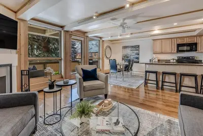Image de 2br, 2ba Condo, Walk to Gondola and Shops!