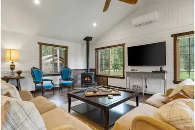 Image de Whitefish Outpost Cozy Cabin. 3 miles from town!