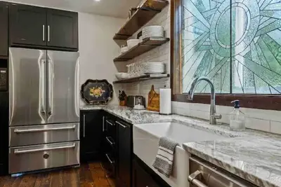 Image de Peaceful cabin overlooking meadow with hot tub