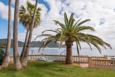 Villa with direct sea access
