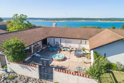 Image de New! Canyon Lake Waterfront Villa~Hot tub~Sleeps 16