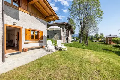 Image de Maison de vacances 'Zia Mariota Zeller' avec vue sur montagne et jardin privé
