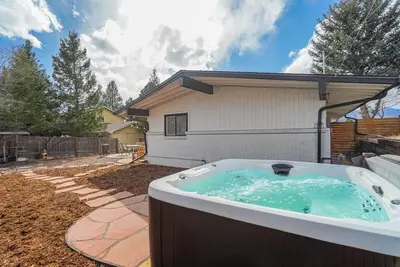 Image de PeakView Family Lux! Man Cave, Hot Tub & Bbq