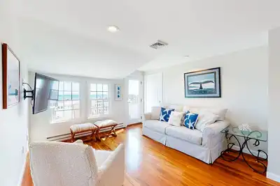 Image de Oceanfront, 2nd-floor condo with stunning view - steps to Bank Street Beach