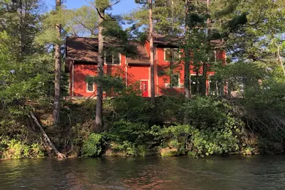 Image de Amazing River House with covered patio! Sleeps 10-14. Kayaks, Fireplace, Games.