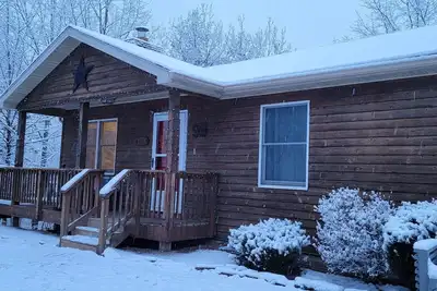 Image de Mountain Resort Cabin with Hot Tub \"Lazy Basye\"