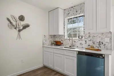 Image de 8 miles from Downtown Austin Close to events