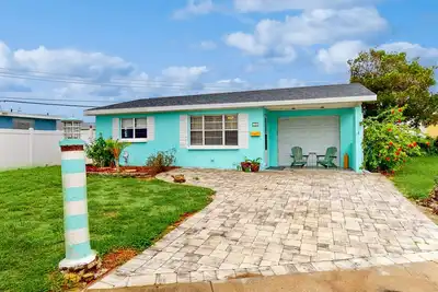 Image de Dog-friendly home with enclosed yard, patio, W/D, & central Ac - walk to beach