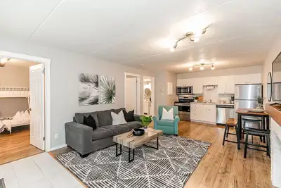 Image de South Wind - Modern Condo in Collingwood - Sleep 5