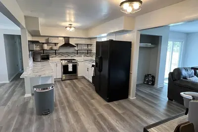 Image de Jodore Gem. . Spacious House, Inground Pool near University, Metroparks & Shopping