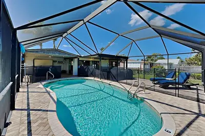 Image de Coastal Home with Private Pool, Hot Tub, Outdoor Dining and Firepit Areas.
