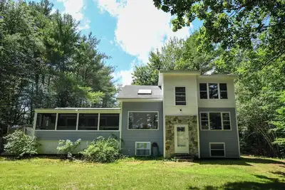 Image de Newly Remodeled 5-Br Waterfront home on Sebago Lake – Spacious and Stunning!