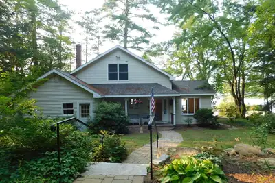 Image de Charming pet-friendly waterfront home with beautiful views of Highland Lake!