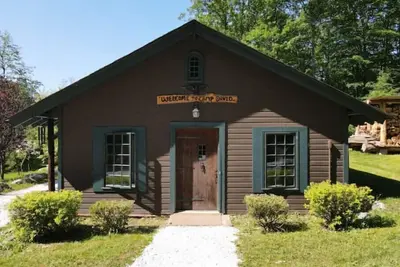 Image de Entire 13 Acres & Three Cabins Sporting a Rustic Feel with Modern Amenities