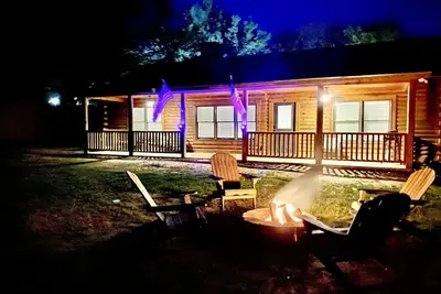 Image de Cabin at Chitt's Creek, Welcome to Chitt's Creek!