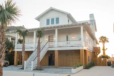 Image de Riverfront home just steps from the beach with an infinity pool & private dock!