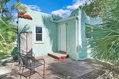 Image de Cozy Mediterranean home, mins to beach, walk to downtown
