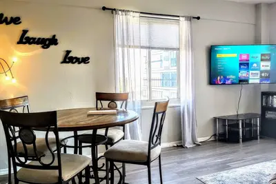 Image de Discover Atlanta: Pet-Friendly with Free Parking in a Walkable, Central Locale!