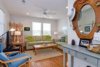 Image de Ocean and Sound views with wall to wall windows!