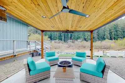 Image de Mid-century, riverfront home with hot tub & redwood views - dog-friendly