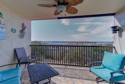 Image de Sunset views over the lake! No stairs. 3/2 Condo w/ pool. Lake/ Beach under1mile