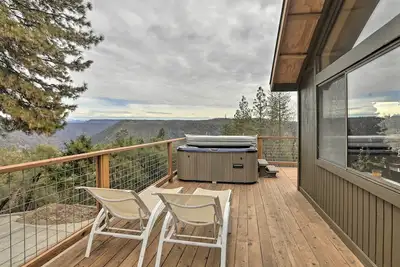 Image de Homey Colfax Getaway w\/ Private Hot Tub!