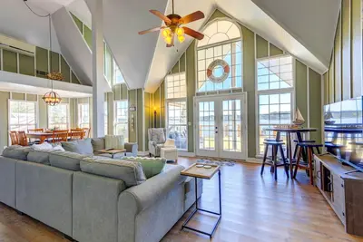 Image de Waterfront Vacation Rental Home on Lake Sinclair!
