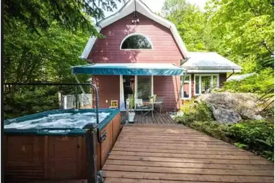 Image de Cottage by River Falls with Hot Tub & Sauna