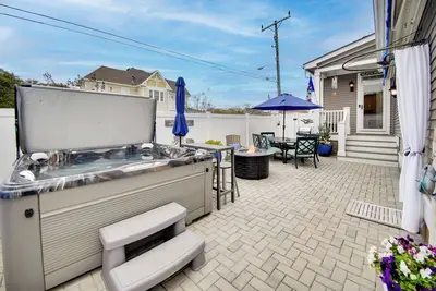 Image de Spacious Norfolk Home w/ Private Hot Tub!