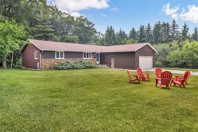 Image de Peaceful Retreat, Near Road America! Mid Century Modern Home