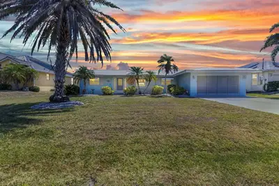 Image de Beautiful Waterfront House with Heated Pool and Fishing Dock