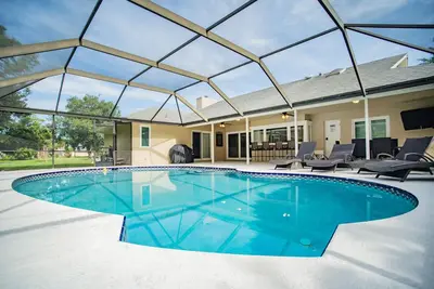 Image de Heated pool, sleeps 8, just minutes to beach and shops!