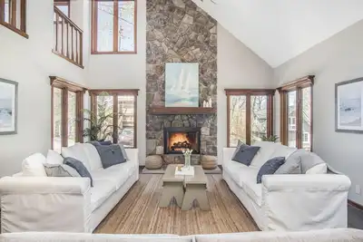 Image de Beach Home ⚓︎ Private Beach Access ⚓︎ Ample Parking ⚓︎ Lake Views