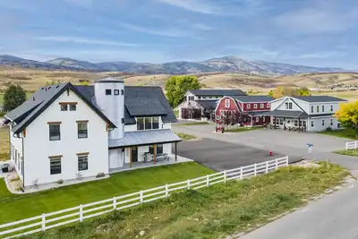 Image de Cedar Farmhouse and Silo w/Pool (Sleeps 50)