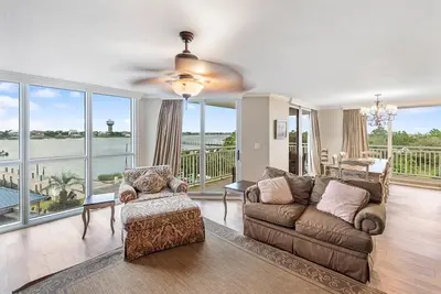 Image de Enjoy Panoramic Views From This Beautiful This 3/3 Condo!