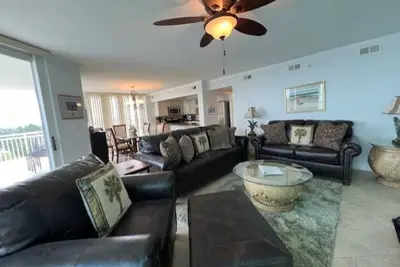 Image de Beautiful Panoramic Corner Unit! ! ! The view. . . wow!