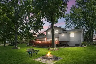 Image de Spacious updated home minutes from Airport and Dt!