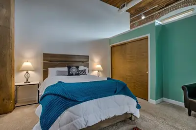 Image de Beautiful Brick Walls & Large Window- Sleeps 8- Free Parking!
