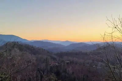 Image de The Nest - Pickle Ball, Firepit, Hot Tub, Mt Views