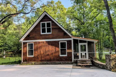 Image de Lovely cottage with screened porch overlooking a creek-minutes from the Dragon!