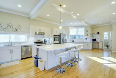 Image de Luxe Federal Way Rental - Walk to the Water!
