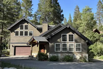Image de Olympic Luxe, Hot Tub, 3Bedroom and Loft plus 3Full Baths, Just Minutes From Palisades Tahoe