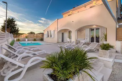 Image de Villa avec piscine d'eau salée et salle de jeux