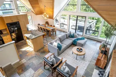 Image de Ski In/Out | Luxury Townhome | Private Hot Tub | Garage | Managed By Aloha Whistler