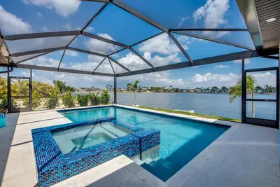 Image de New modern Luxury Villa  on the beautiful Lake Weatherly.