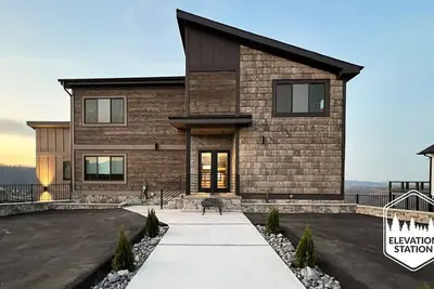 Image de Looking Glass & Elevation Station - Side-by-side cabins with breathtaking views!