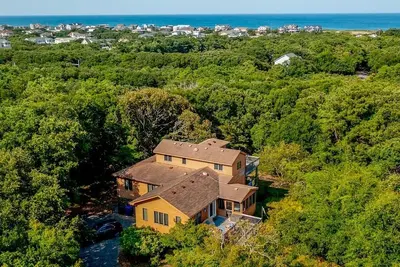 Image de Secluded 4 Br home with Entry Ramp, on large double lot, close to beach
