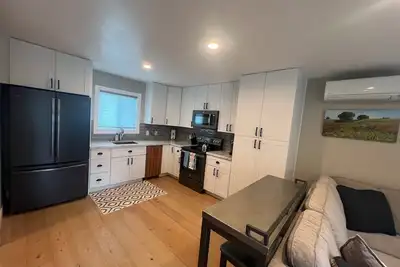 Image de Modern Downtown Benicia Cottage with Large Yard